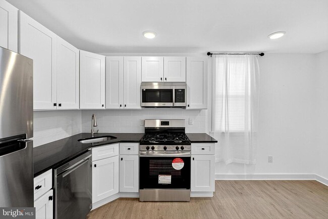 Building Photo - 1650 W Cheltenham Ave