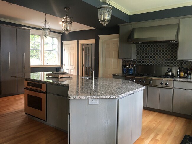 Building Photo - 1140 Roosevelt Trail