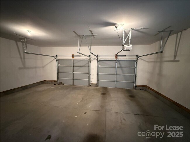 Building Photo - 925 Perth Rd