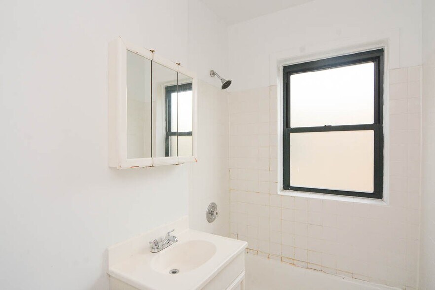 Building Photo - 2332.5 N Spaulding Ave