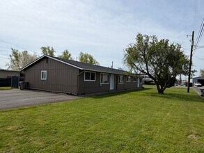 Building Photo - 2 Bedroom 1 bath tri-plex