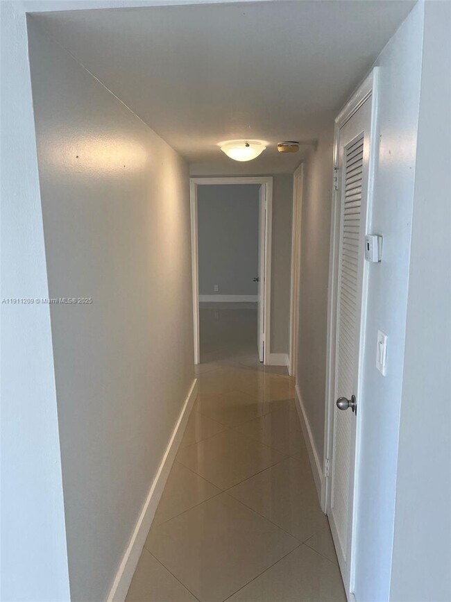 Building Photo - 1825 S Ocean Dr