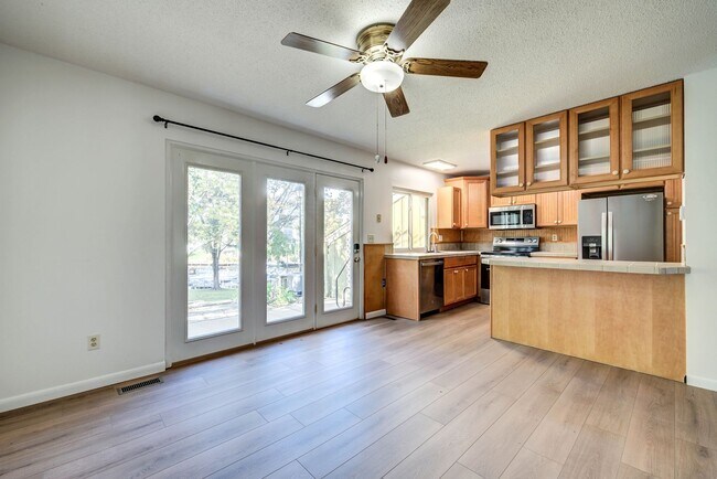 Building Photo - Live the Lake Lifestyle! 3-bedroom, 1.5-ba...