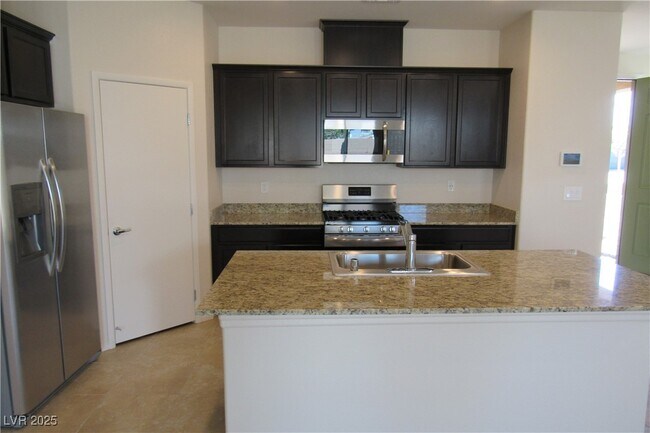 Building Photo - 2124 Del Aqua Ave