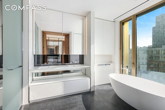 Building Photo - 551 W 21st St