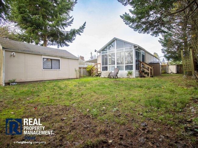 Building Photo - Charming 2 Bedroom Home with Large Yard & Garage!