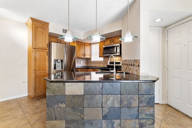 Building Photo - Venetian Place - 612