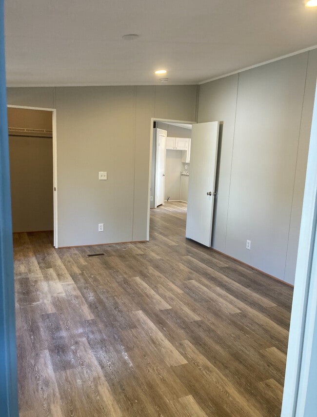 Building Photo - 319 Bridgeview Dr