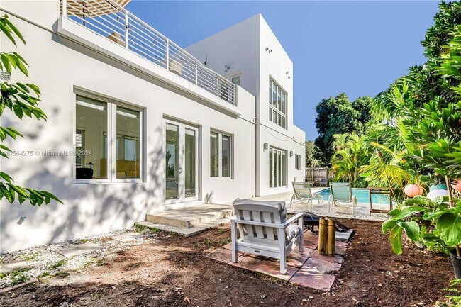 Building Photo - 696 NE 68th St