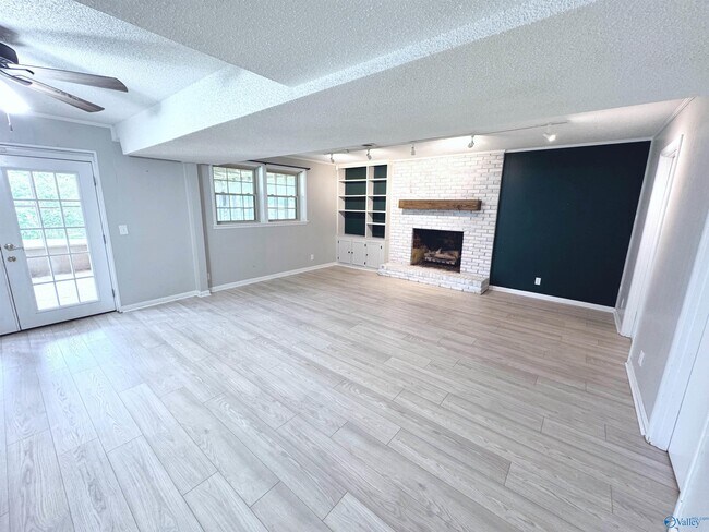 Building Photo - 11406 Crestfield Dr SE