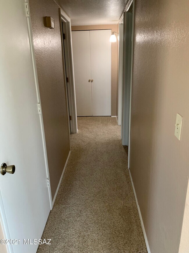Building Photo - 2602 S Black Moon Dr