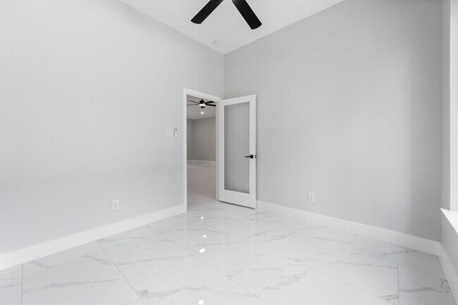 Building Photo - 327 Paradise Ln