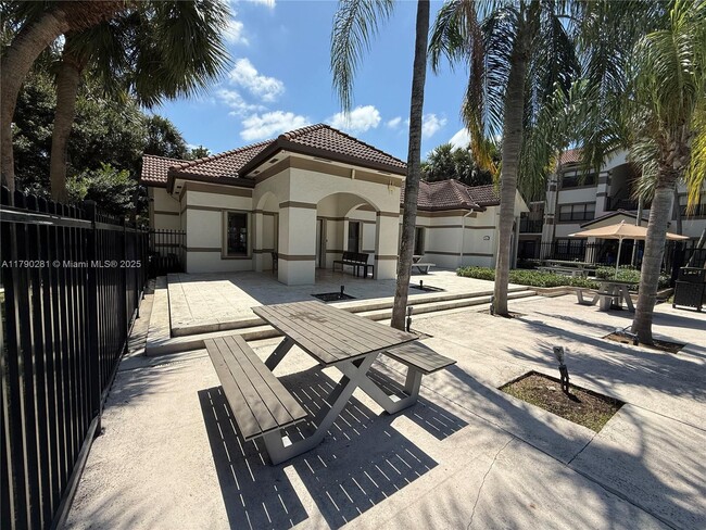 Building Photo - 650 S Park Rd
