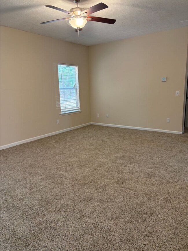 Building Photo - Large Home in Established Neighborhood