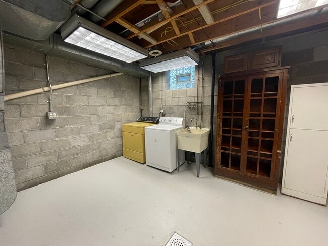 Building Photo - Nicely Renovated 2 Bedroom/2  Bath in Bon Air!