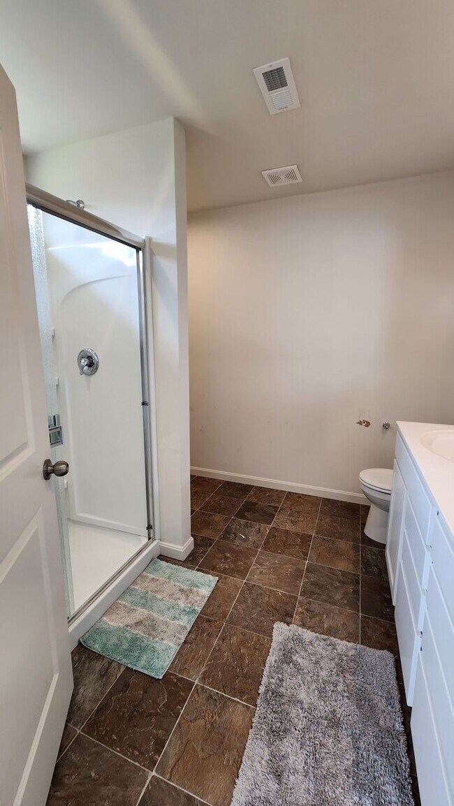 Building Photo - Spacious 4 Beds 3 Baths in Shelbyville