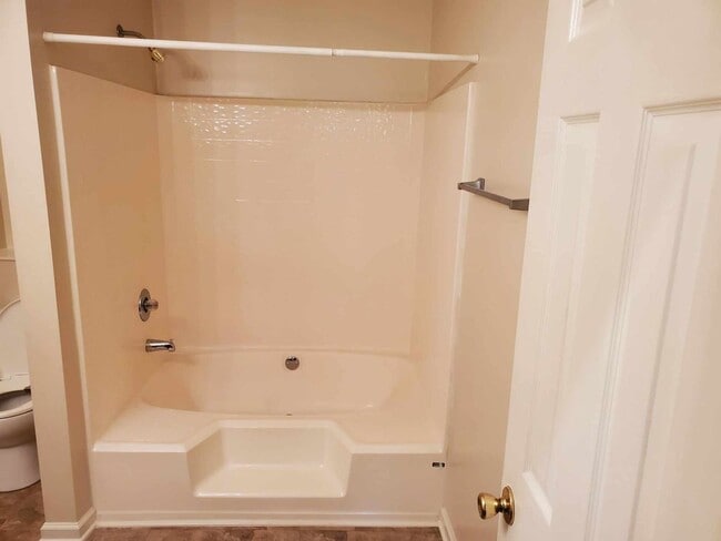 Building Photo - 2 Bedroom, 2 Bath Apartment