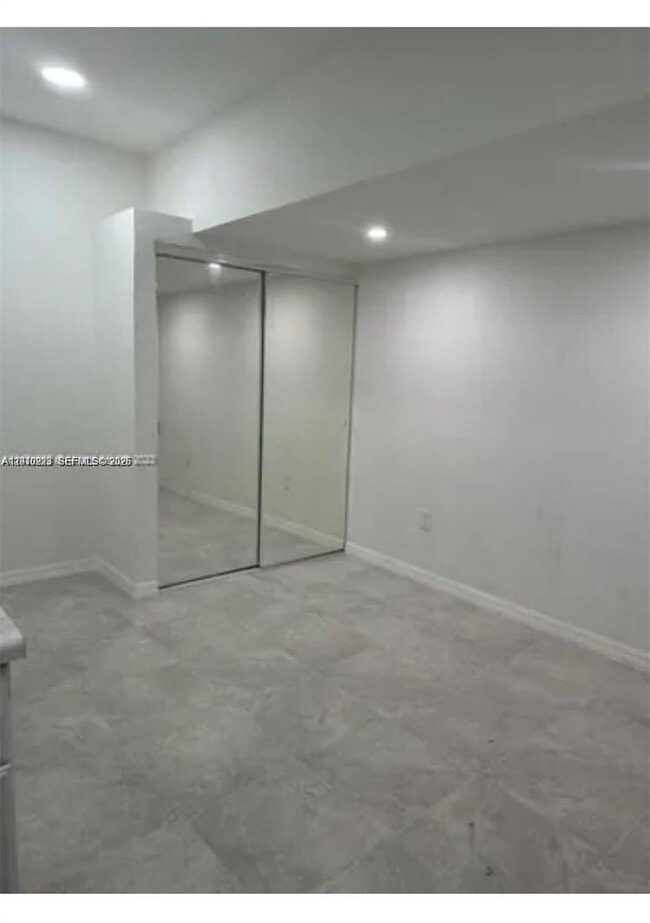 Building Photo - 9860 SW 161st Ave