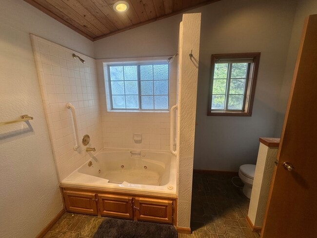 Building Photo - Long Term Glenshire Rental 3 Bed, 2.5 Bath 3 Car Garage