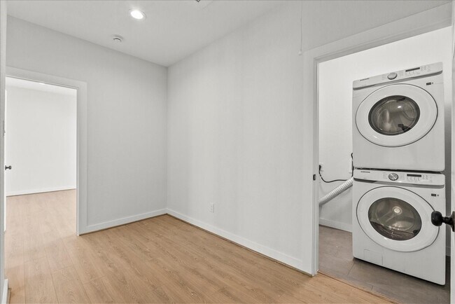 Building Photo - 1910 Bayou Shore Dr