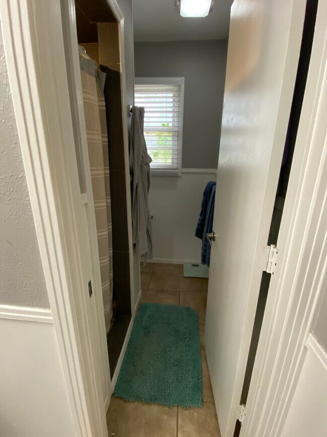 Building Photo - Great 3 Bedroom 2 Bathroom house with Bonu...