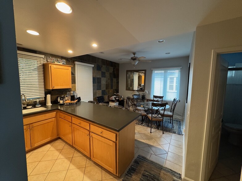 dining room - 4365 Troost Ave