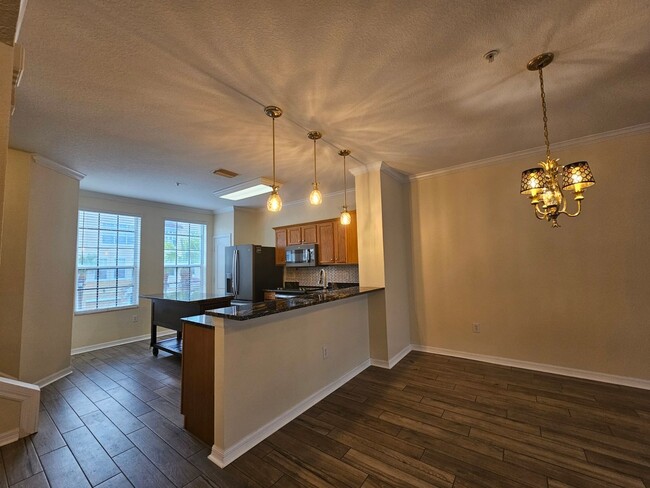 Building Photo - Spacious Townhouse nestled in a wonderful ...