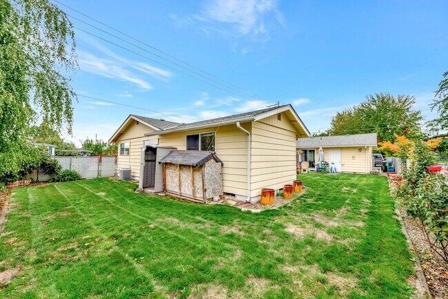Building Photo - Savage / Ellis Duplex