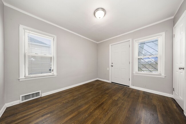 Building Photo - Renovated 3 bedroom bungalow $1250/month