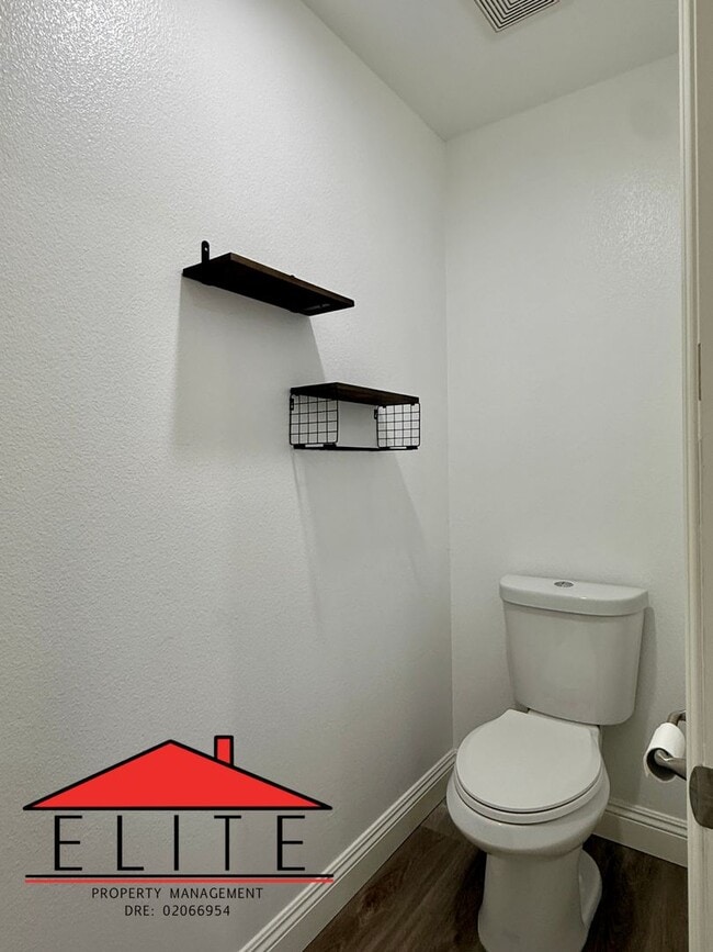 Building Photo - AVAILABLE NOW!!