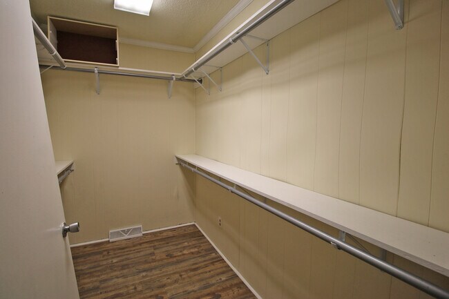 Building Photo - 2807 Holt Dr