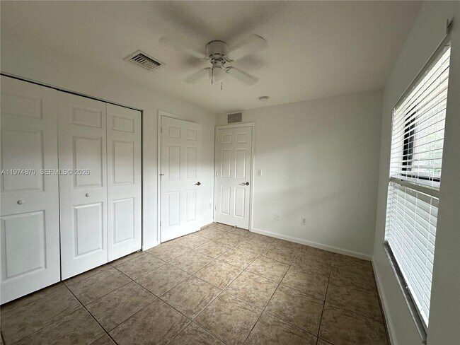 Building Photo - 1045 NE 10th Ave