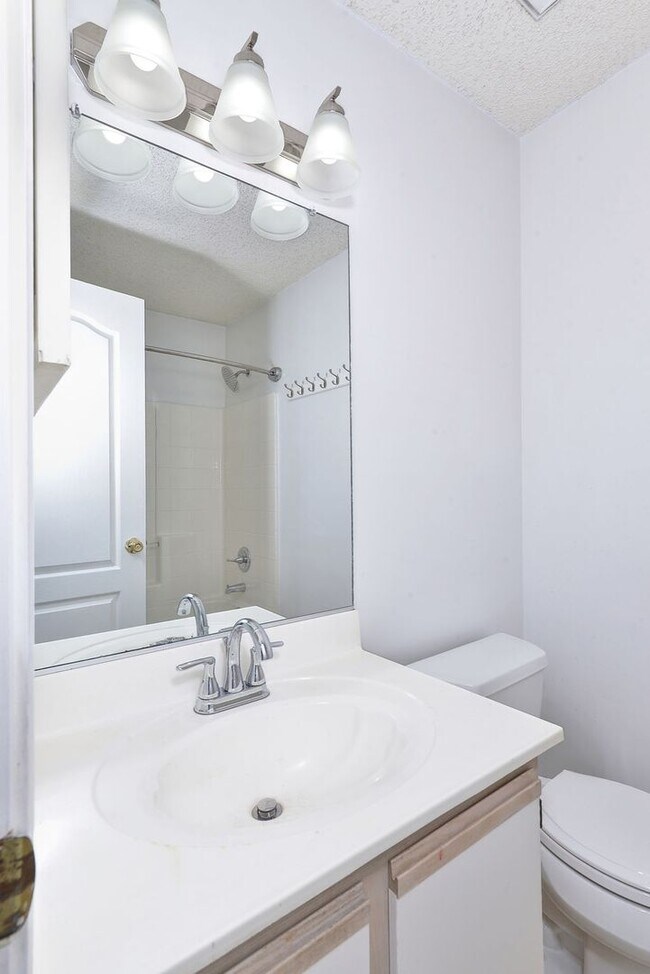 Building Photo - Updated Kiln Creek Home