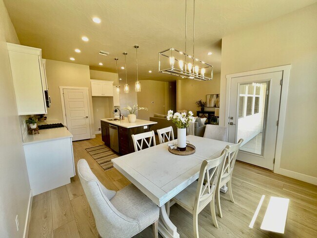 Building Photo - 5-Bedroom home in Desert Canyons