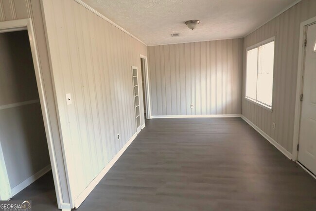 Building Photo - 351 Brook St