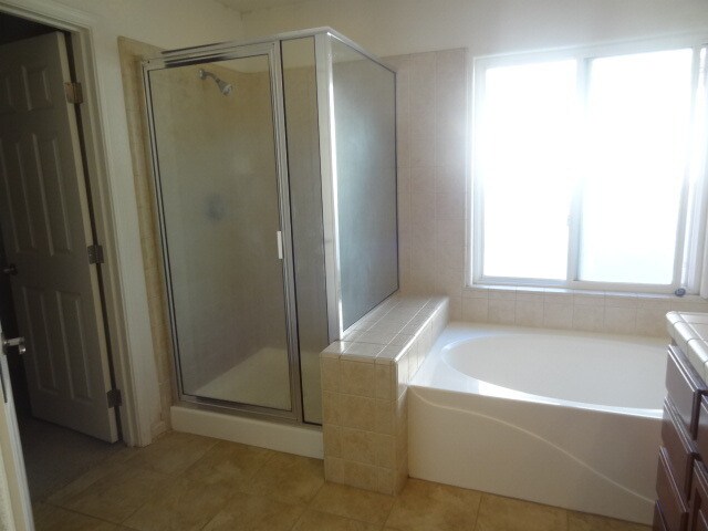 Building Photo - Huge home in Elk Grove