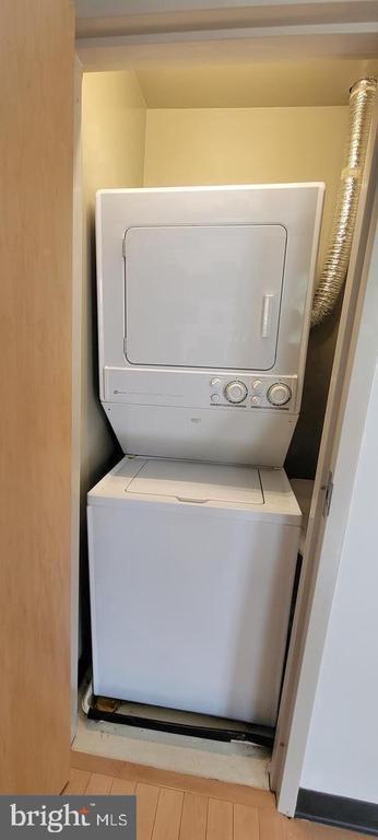 Building Photo - 75 Maple St