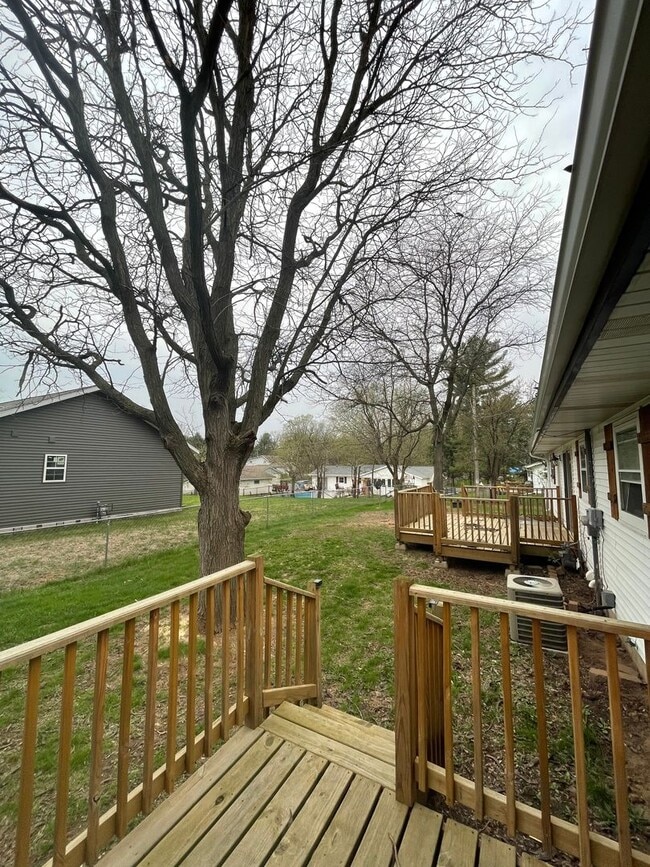 Building Photo - 211 Joan St