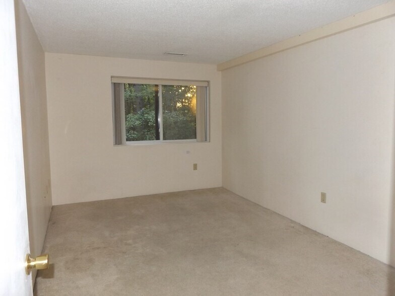 Building Photo - 175 Littleton Rd