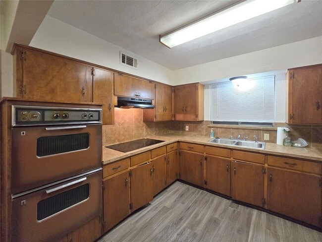 Building Photo - 648 Penguin Dr