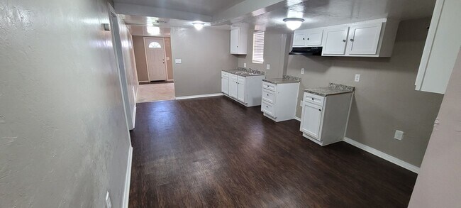 Building Photo - Cute 5 bedroom House