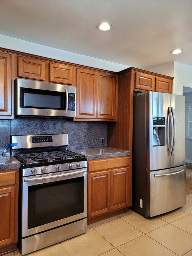 KITCHEN - 2604 Graham Ave