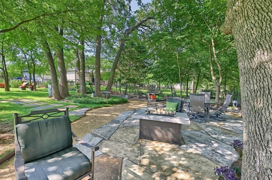 Building Photo - 122 Comanche Dr