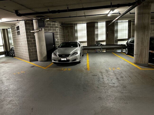 Building Photo - 720 N Larrabee St