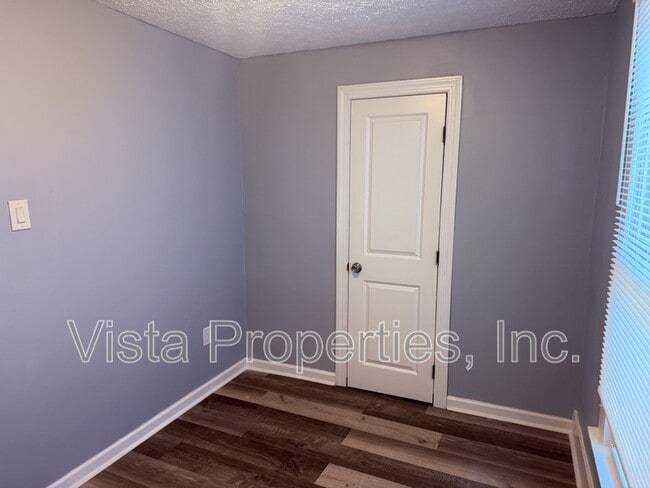 Building Photo - 538 University Ave