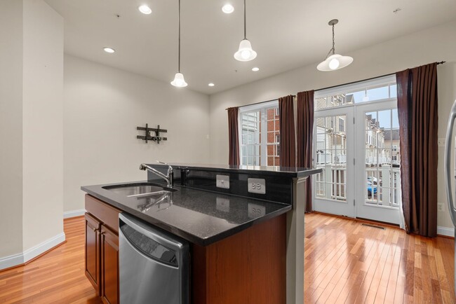 Building Photo - 3 Bed 2.5 Bath - Gaithersburg Townhouse - ...