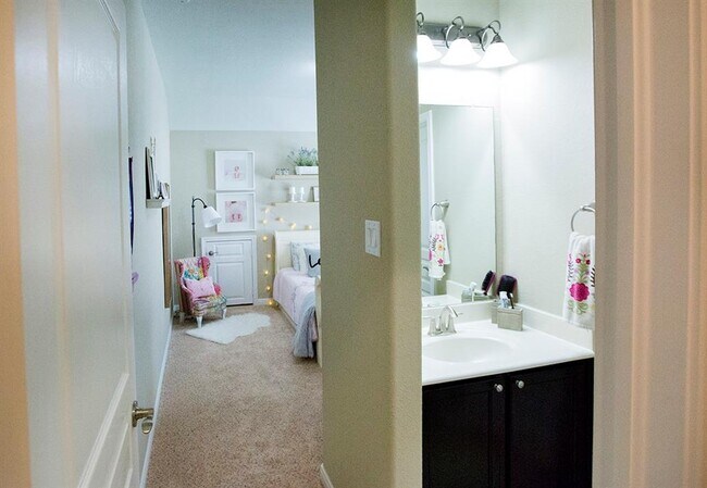Building Photo - 25630 Foxrun Vista Dr