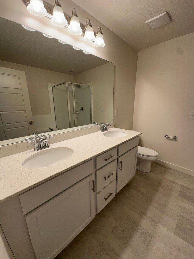 Building Photo - Gorgeous Townhome!!!