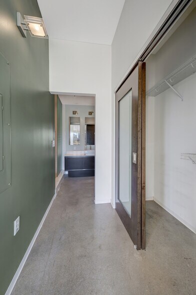 Building Photo - 2115 Yeaman Pl