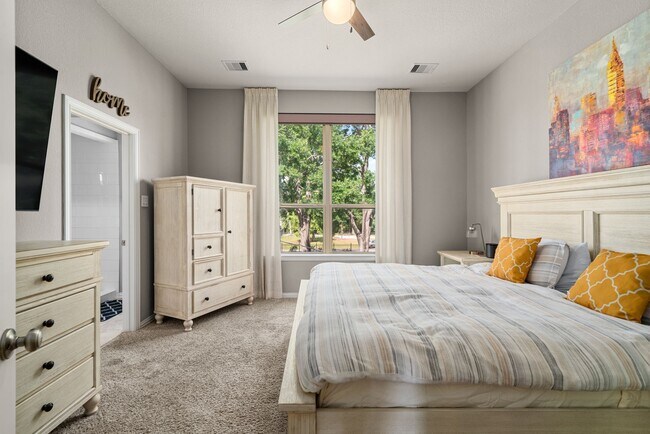 Building Photo - 5003 Lehman Oaks Dr
